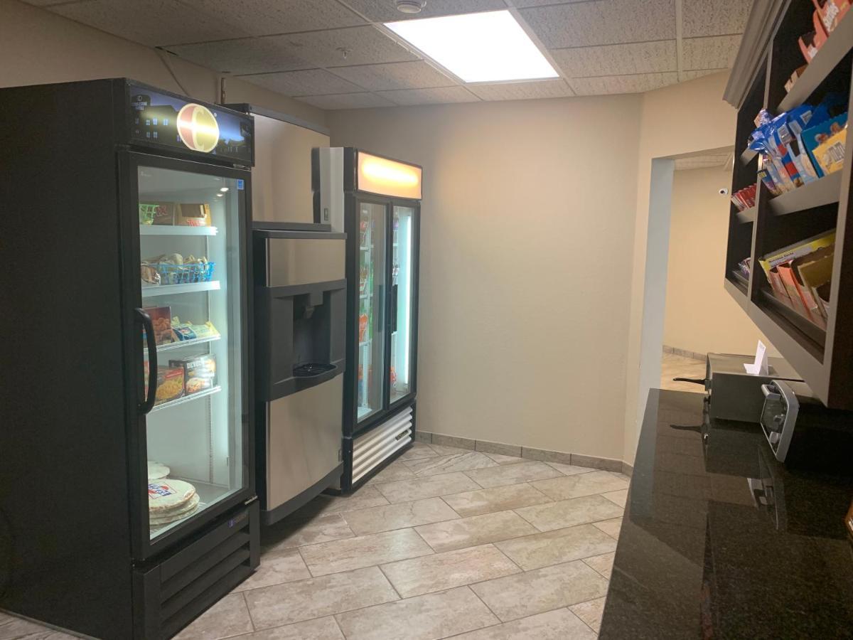 鹅卵石套房酒店-奥什科什 外观 照片